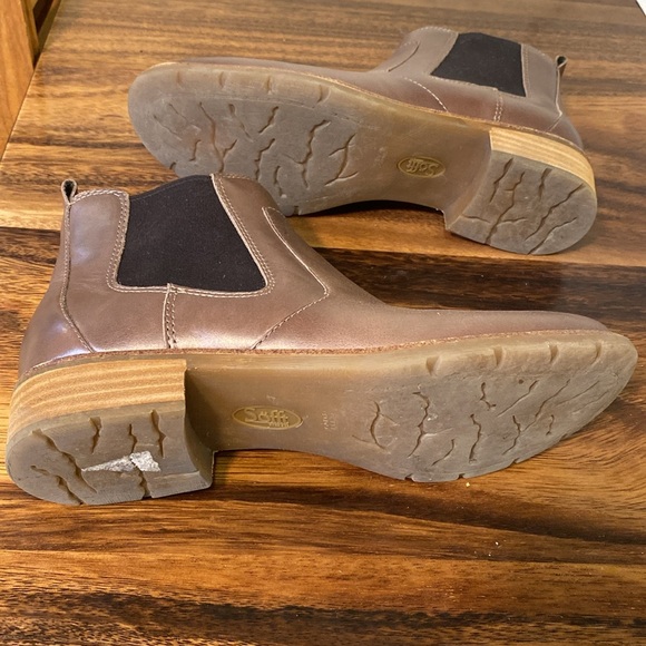 Women’s Sofft brown leather ankle boots. Cute fall slip on boot. - Picture 5 of 9